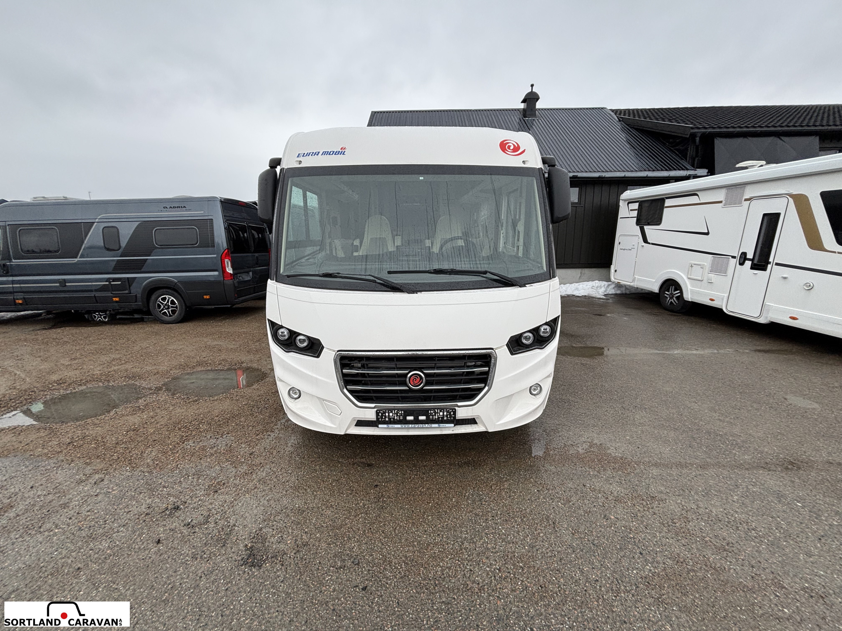 Eura Mobil IL 720 QF m/ hydrauliske støtteben - Eura Mobil