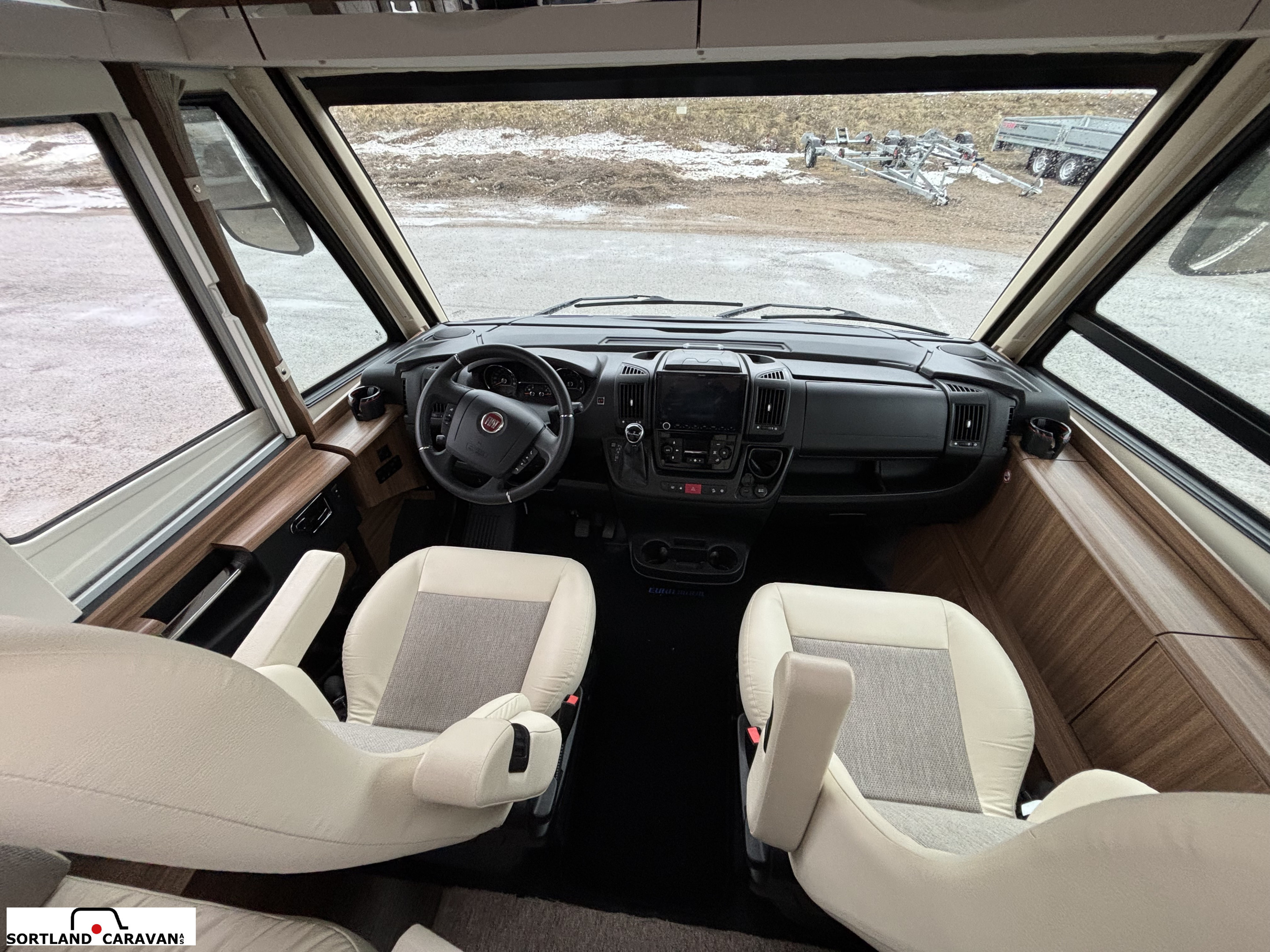 Eura Mobil IL 720 QF m/ hydrauliske støtteben - Eura Mobil