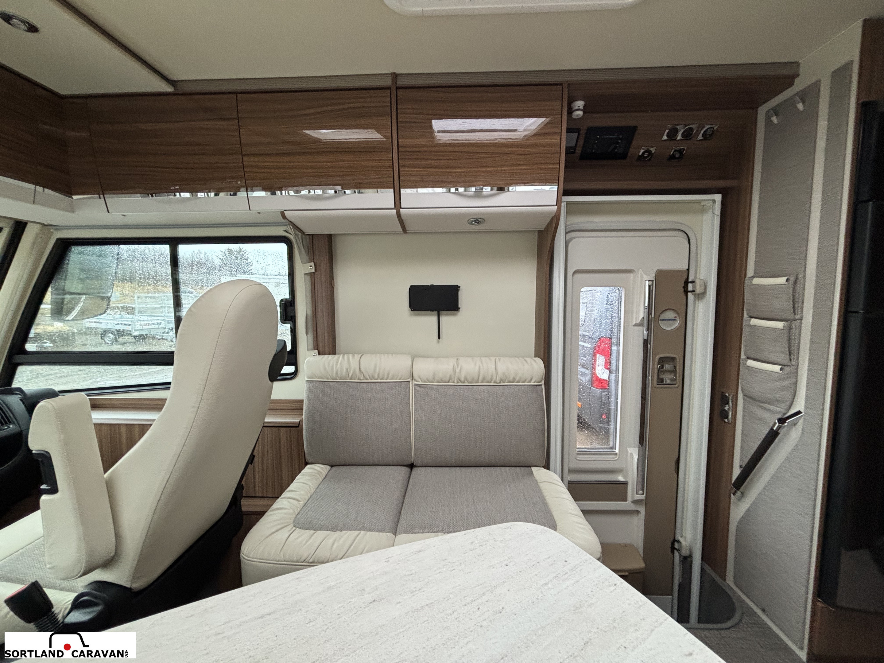 Eura Mobil IL 720 QF m/ hydrauliske støtteben - Eura Mobil