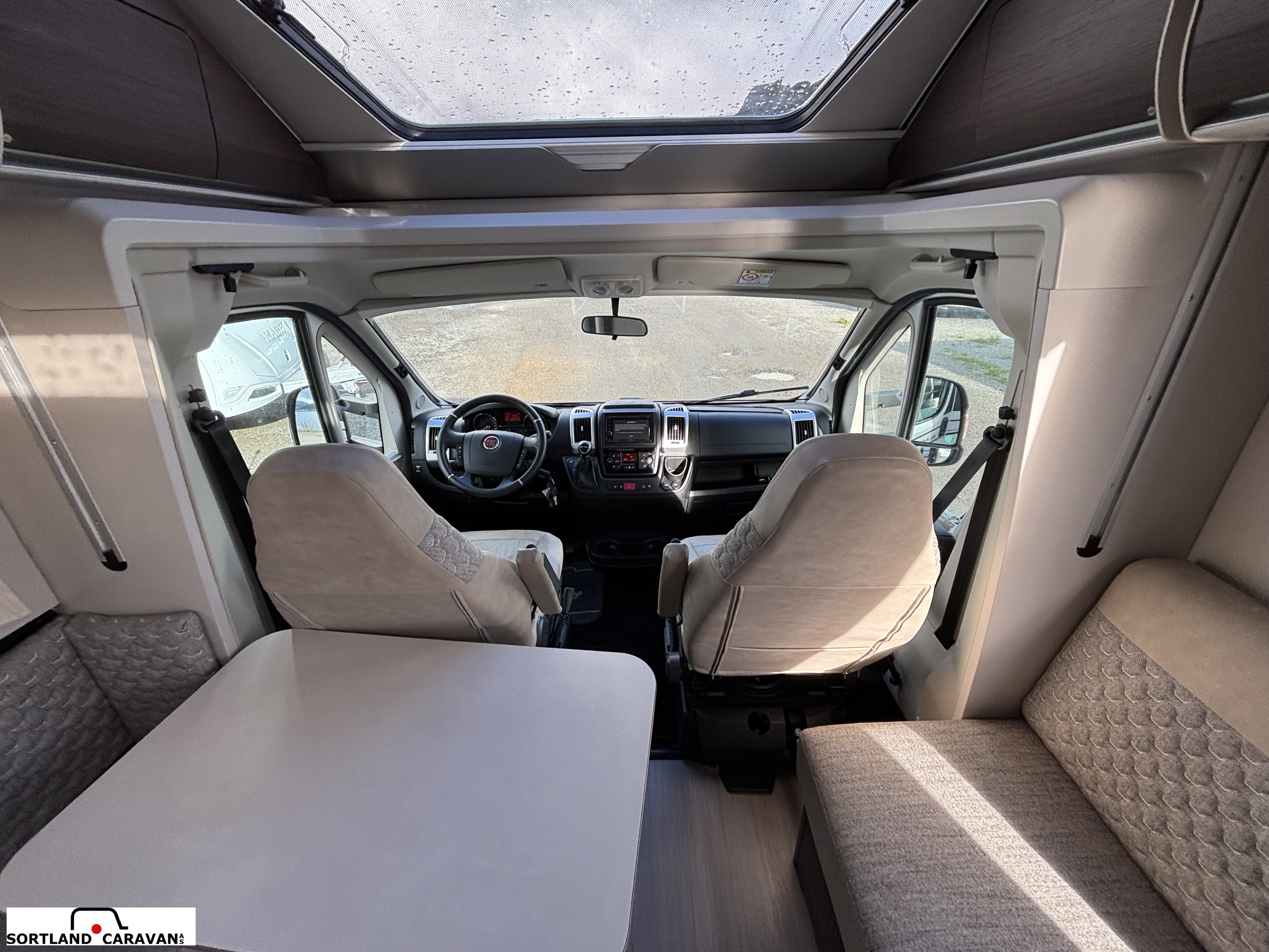 Adria matrix 670 sc m/hydrauliske støtteben - Adria