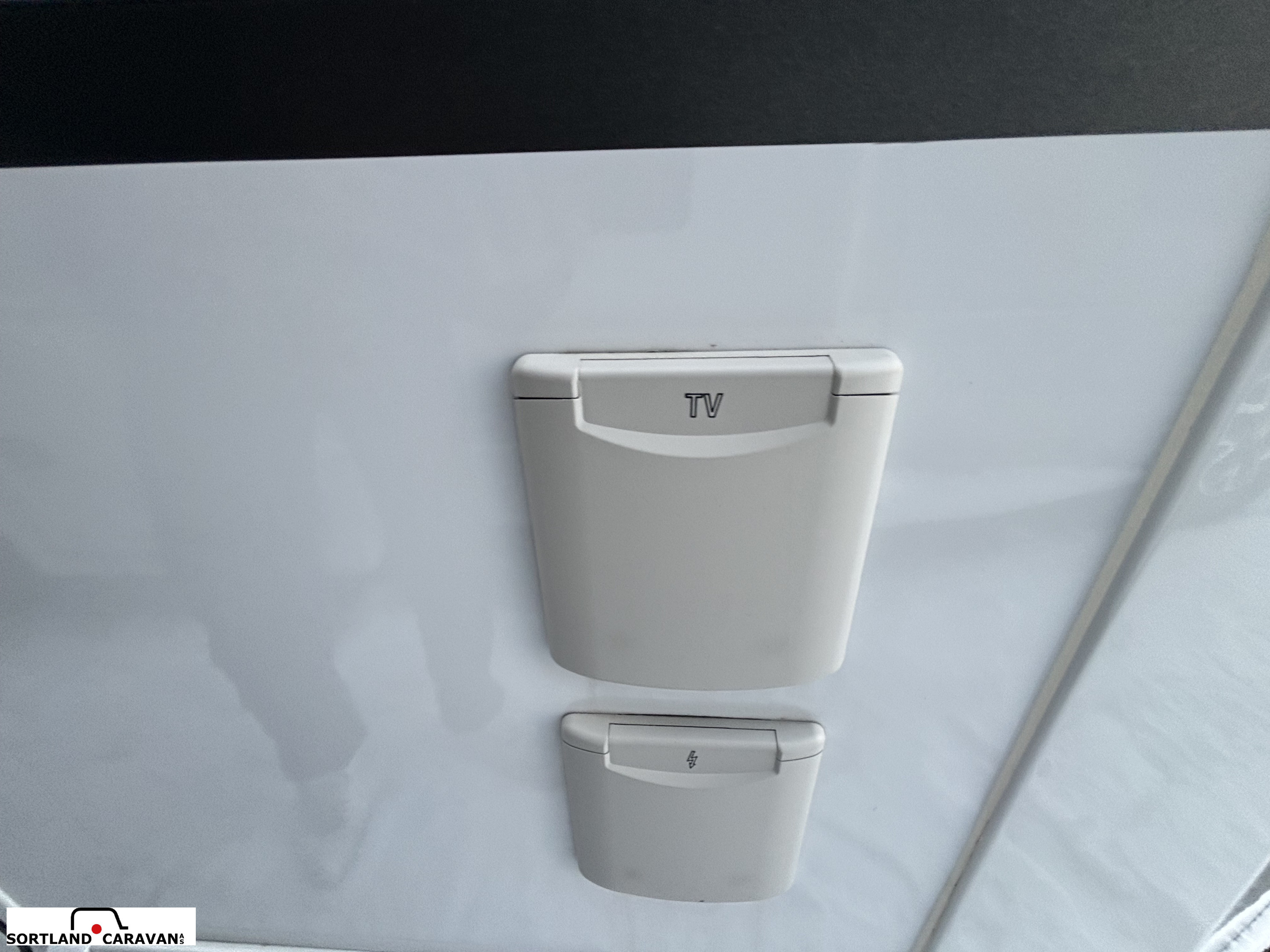 Adria CORAL AXESS 670 SL - CITROEN BlueHDi 2,2 140HP (103kW) 35L - Adria