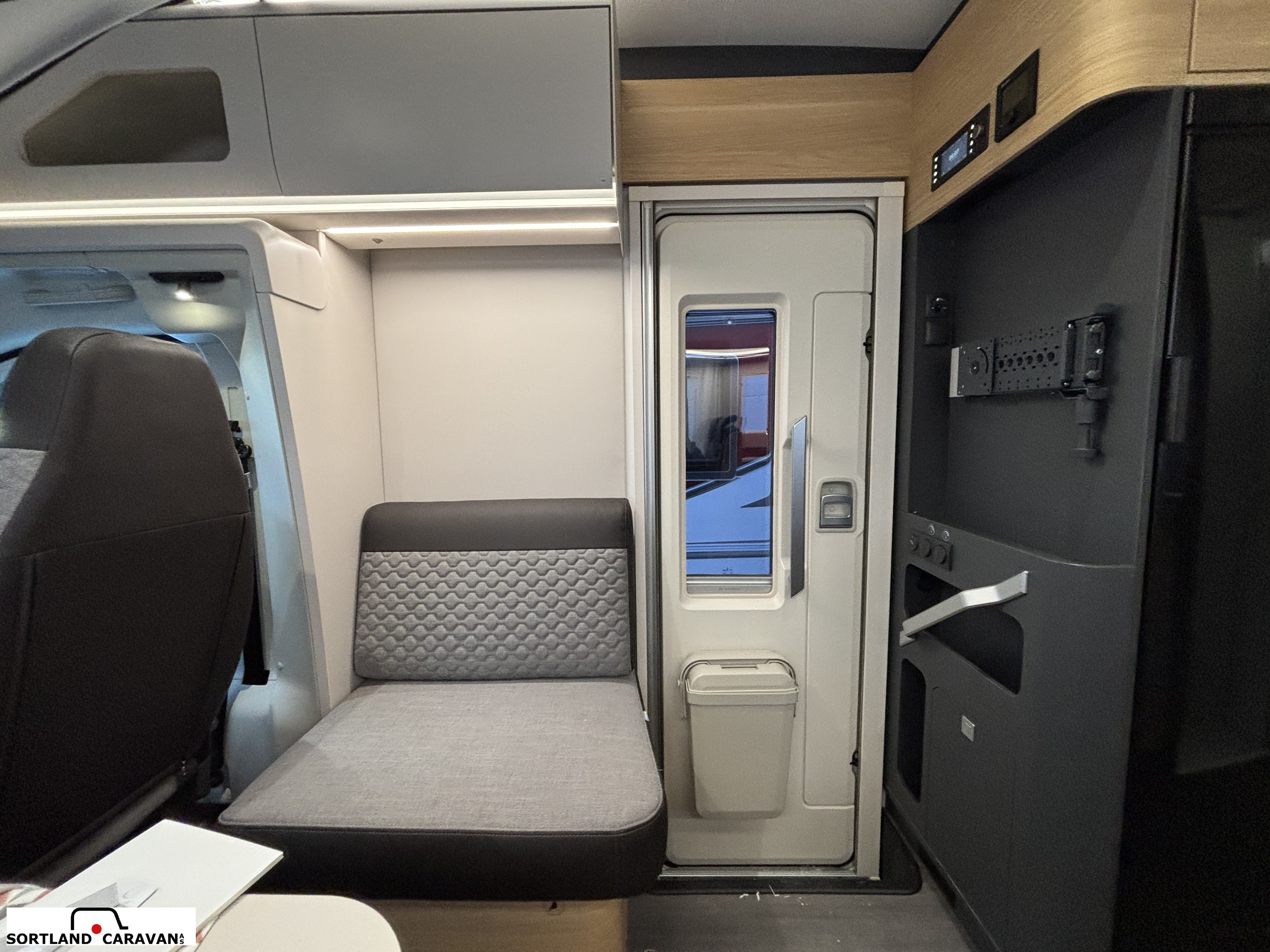 Adria CORAL AXESS 670 SL - CITROEN BlueHDi 2,2 140HP (103kW) 35L - Adria