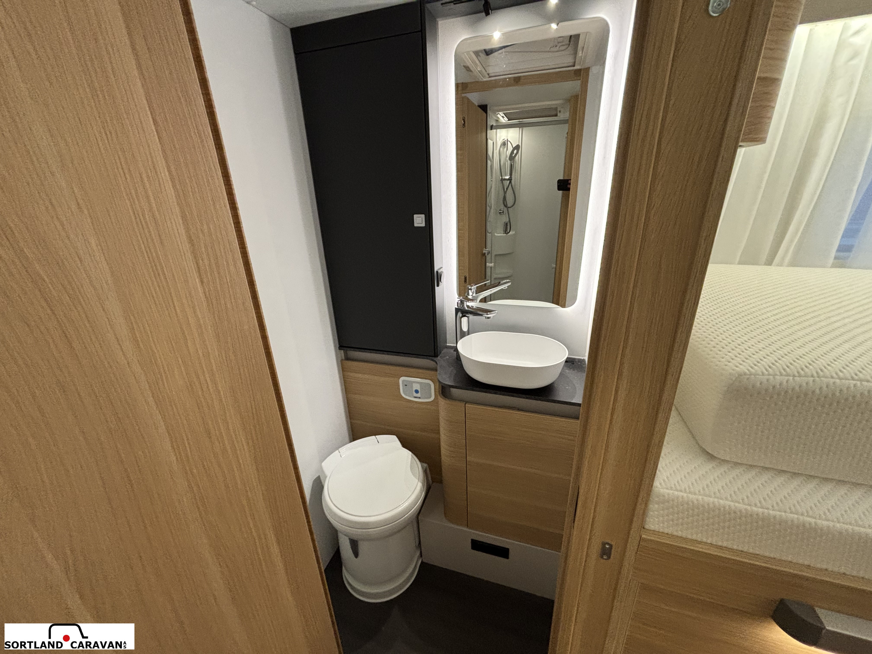 Adria CORAL AXESS 670 SL - CITROEN BlueHDi 2,2 140HP (103kW) 35L - Adria