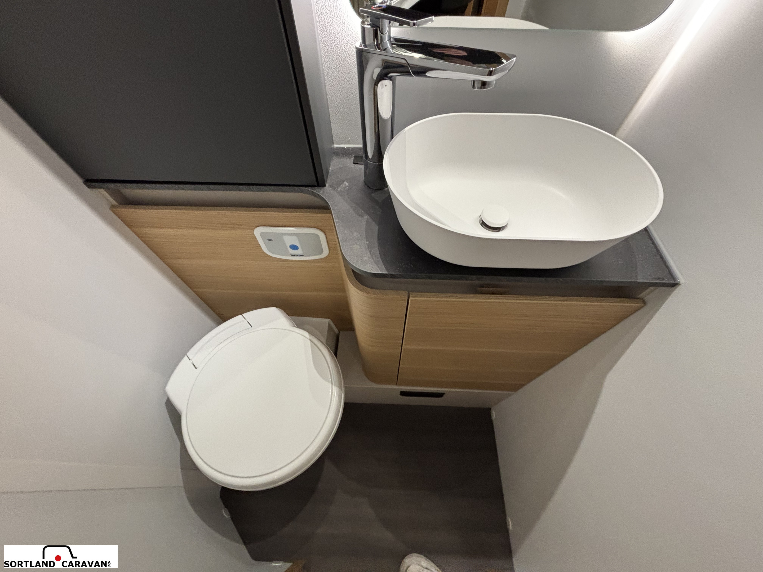 Adria CORAL AXESS 670 SL - CITROEN BlueHDi 2,2 140HP (103kW) 35L - Adria