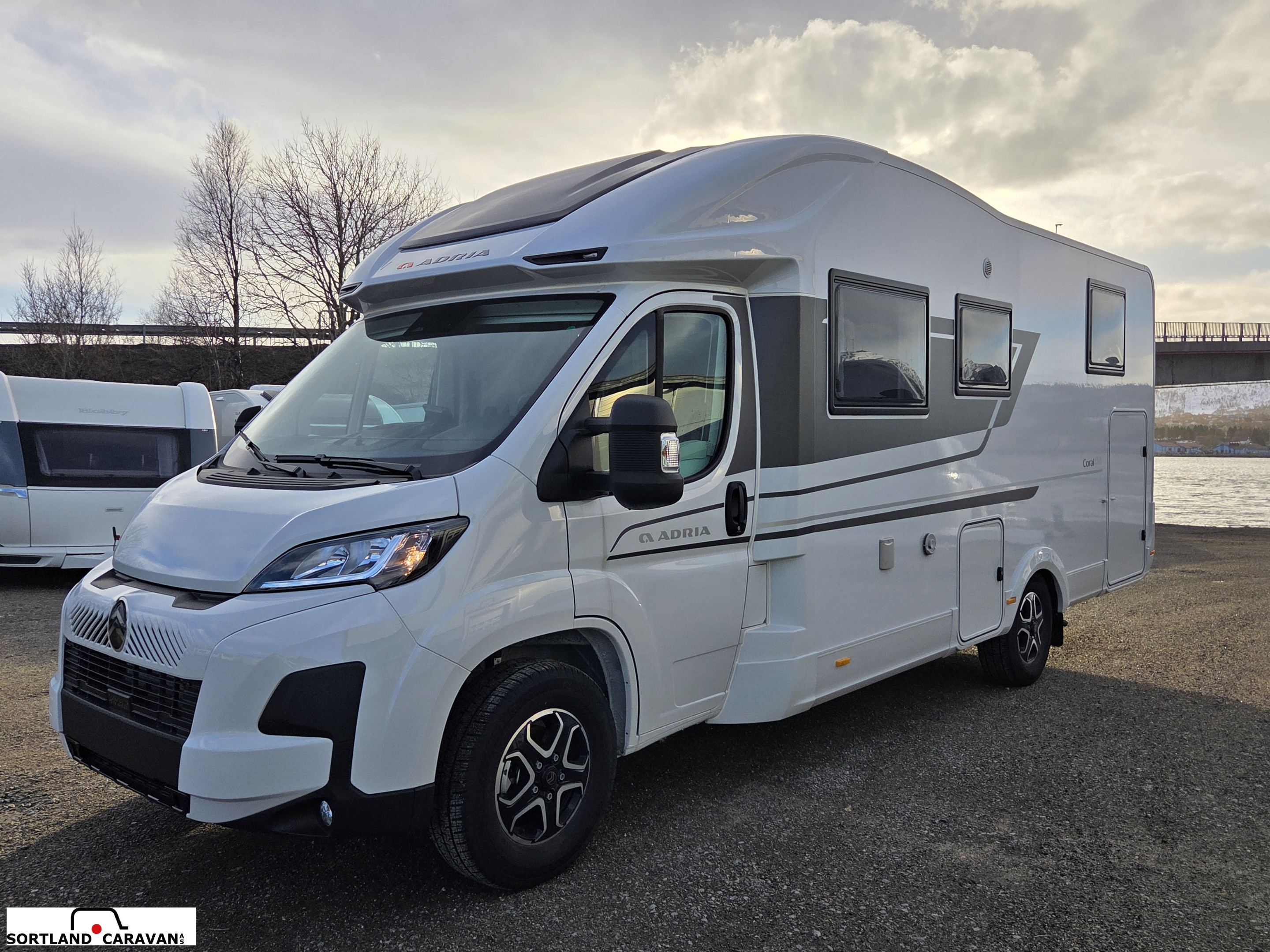 Adria CORAL AXESS 670 SL - CITROEN BlueHDi 2,2 140HP (103kW) 35L - Adria