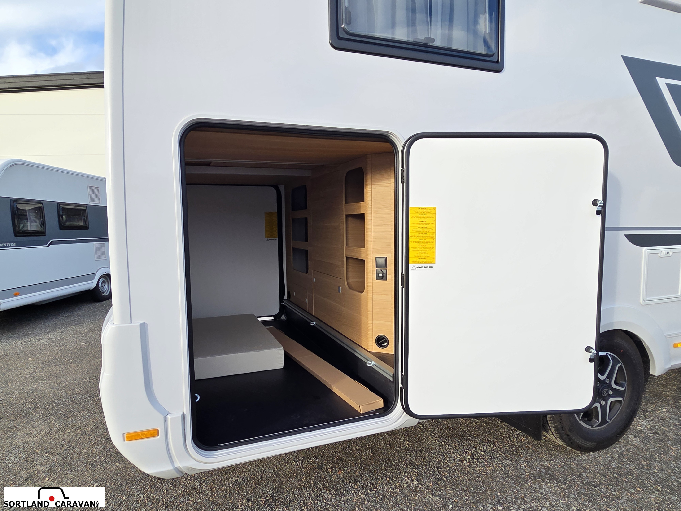 Adria CORAL AXESS 670 SL - CITROEN BlueHDi 2,2 140HP (103kW) 35L - Adria