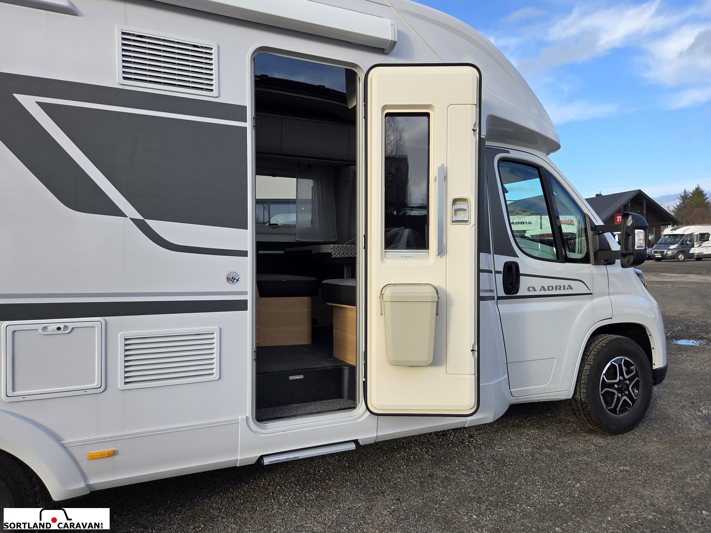 Adria CORAL AXESS 670 SL - CITROEN BlueHDi 2,2 140HP (103kW) 35L - Adria