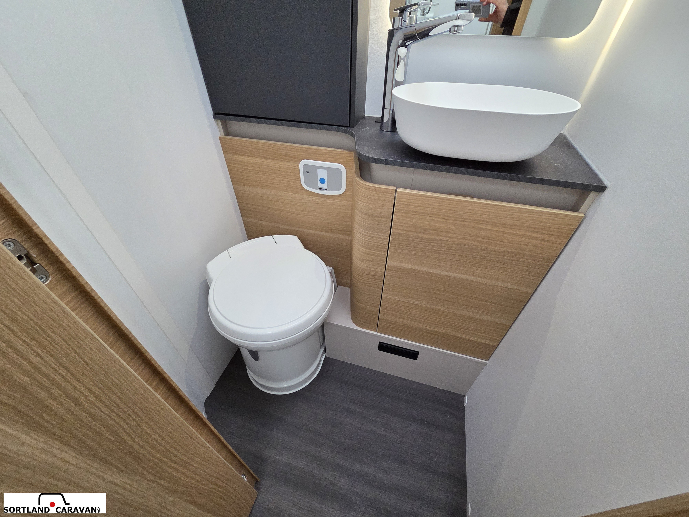 Adria CORAL AXESS 670 SL - CITROEN BlueHDi 2,2 140HP (103kW) 35L - Adria