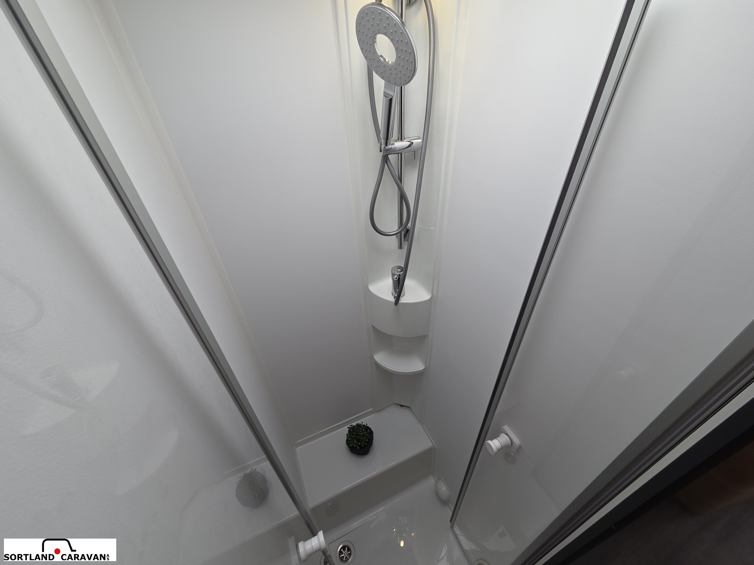 Adria CORAL AXESS 670 SL - CITROEN BlueHDi 2,2 140HP (103kW) 35L - Adria